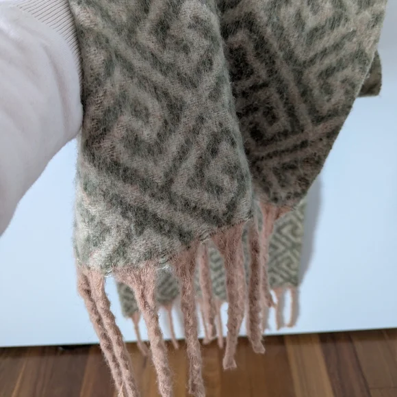 Geometric Scarf - Picture 2 of 3